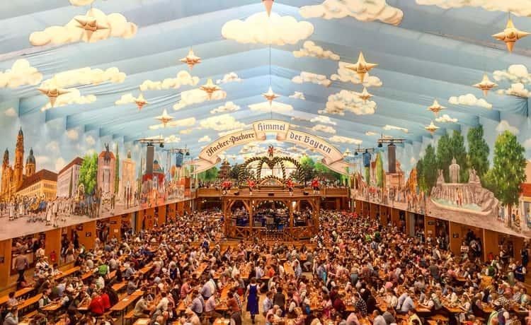 Hacker-Festzelt mit weiß-blauem Himmel auf dem Oktoberfest