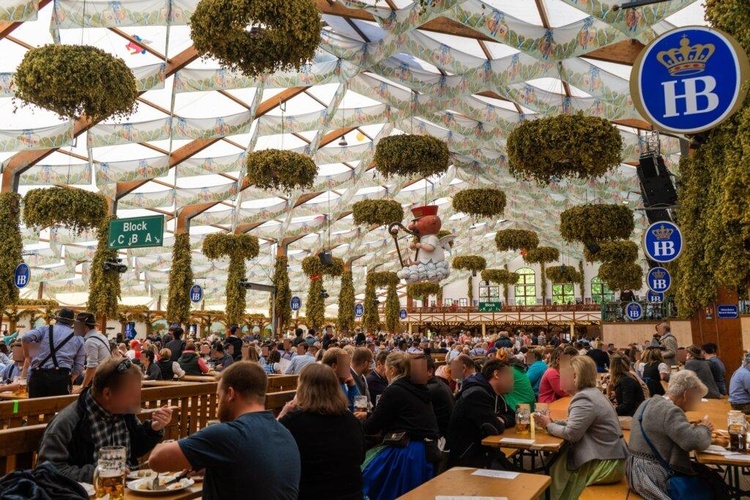 Hofbräu-Festzelt bei Nacht auf dem Oktoberfest in München