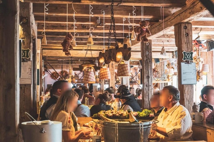 Innenansicht der Käfer Wiesn-Schänke auf dem Oktoberfest
