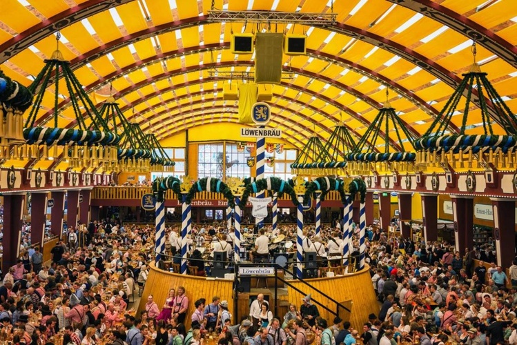 Löwenbräu-Festzelt mit Löwenfigur auf dem Oktoberfest in München