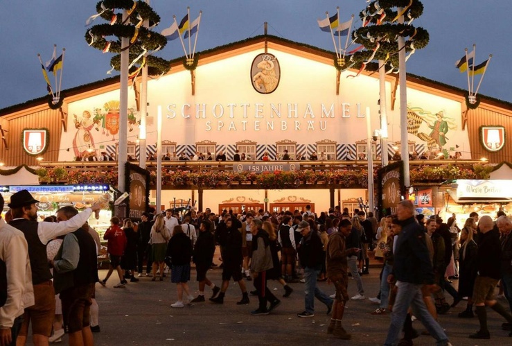 Schottenhamel-Festhalle mit Wiesn-Besuchern auf dem Oktoberfest